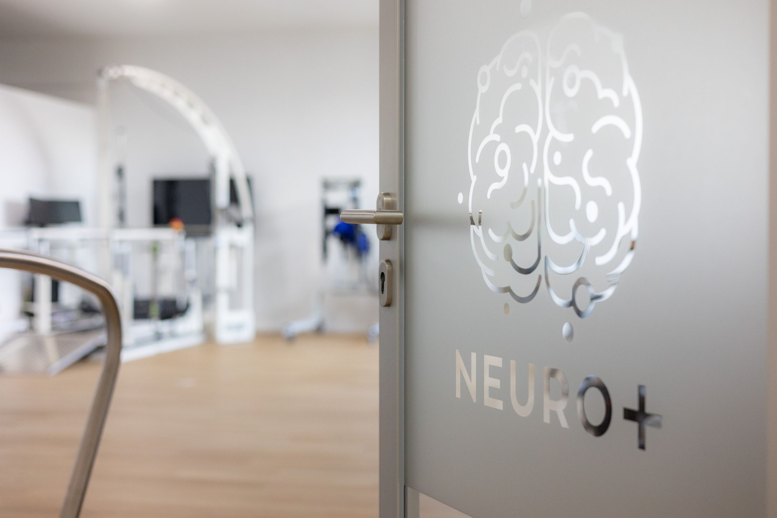Retter helfen einer eingeklemmten Person dringend aus Trümmern und beweisen in einer Krisensituation intensive Zusammenarbeit und Entschlossenheit.